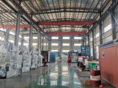 ¿Cómo maneja esta máquina dobladora grande la compensación de coronación para la deflexión en toda la longitud de curvatura?